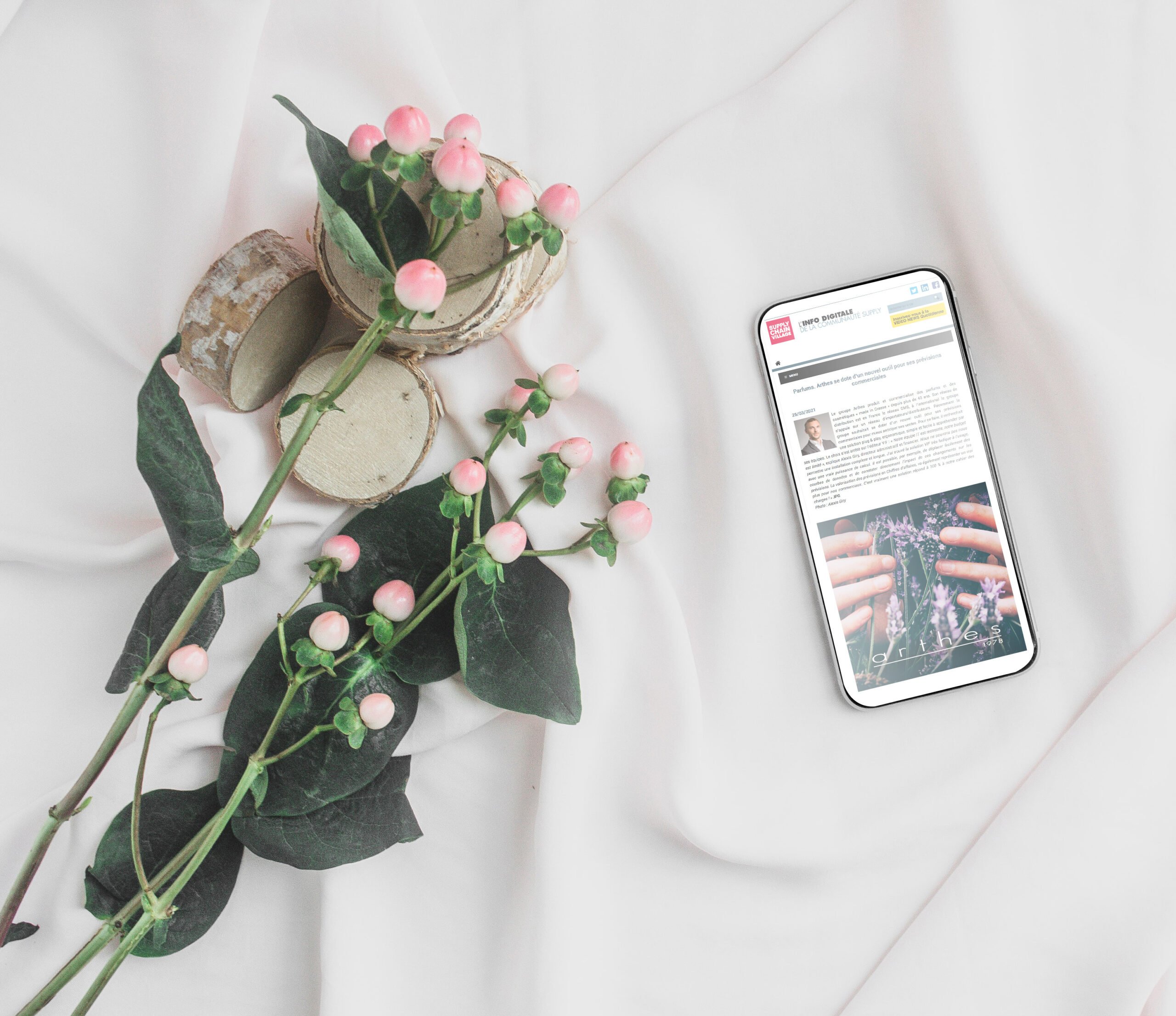 Composition sur un drap blanc d'un mobile a coter d'un bouquet de fleur